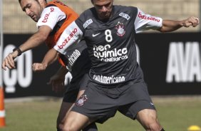 Danilo e Leandro Castn durante treinamento do Corinthians, realizado esta manh no Parque So Jorge. O prximo jogo do time pelo Campeonato Brasileiro 2010, ser dia 14/07, contra o Cear no Castelo, em Fortaleza; So Paulo, Brasil