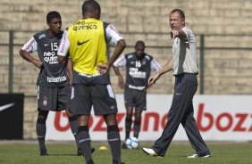 Elias, de costas, que jogou no time reserva; Paulinho(e) que o substituiu e Mano Menezes, durante treinamento do Corinthians, realizado esta manh no Parque So Jorge. O prximo jogo do time pelo Campeonato Brasileiro 2010, ser dia 14/07, contra o Cear no Castelo, em Fortaleza; So Paulo, Brasil