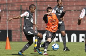 Elias e Defederico durante treinamento do Corinthians, realizado esta manh no Parque So Jorge. O prximo jogo do time pelo Campeonato Brasileiro 2010, ser dia 14/07, contra o Cear no Castelo, em Fortaleza; So Paulo, Brasil