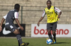 Elias(d) que jogou no time reserva e Paulinho, de costas, que entrou no seu lugar, durante treinamento do Corinthians, realizado esta manh no Parque So Jorge. O prximo jogo do time pelo Campeonato Brasileiro 2010, ser dia 14/07, contra o Cear no Castelo, em Fortaleza; So Paulo, Brasil