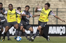 Elias(e) que jogou no time reserva; Iarley e Paulo Andr durante treinamento do Corinthians, realizado esta manh no Parque So Jorge. O prximo jogo do time pelo Campeonato Brasileiro 2010, ser dia 14/07, contra o Cear no Castelo, em Fortaleza; So Paulo, Brasil