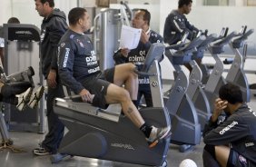 Imagem refletida no espelho de Ronaldo e o auxiliar de preparao fisica Shih Chien Chan Junior durante treinamento do Corinthians, realizado esta manh no Parque So Jorge. O prximo jogo do time pelo Campeonato Brasileiro 2010, ser dia 14/07, contra o Cear no Castelo, em Fortaleza; So Paulo, Brasil