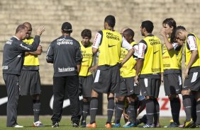 Mano Menezes conversa com o grupo de jogadores do time reserva durante treinamento do Corinthians, realizado esta manh no Parque So Jorge. O prximo jogo do time pelo Campeonato Brasileiro 2010, ser dia 14/07, contra o Cear no Castelo, em Fortaleza; So Paulo, Brasil