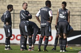 Mano Menezes conversa com os jogadores do time titular durante treinamento do Corinthians, realizado esta manh no Parque So Jorge. O prximo jogo do time pelo Campeonato Brasileiro 2010, ser dia 14/07, contra o Cear no Castelo, em Fortaleza; So Paulo, Brasil