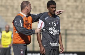 Mano Menezes e Paulinho que entrou no time titular no lugar de Elias, durante treinamento do Corinthians, realizado esta manh no Parque So Jorge. O prximo jogo do time pelo Campeonato Brasileiro 2010, ser dia 14/07, contra o Cear no Castelo, em Fortaleza; So Paulo, Brasil