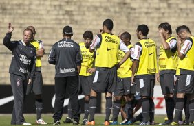 Mano Menezes orienta os jgoadores do time reserva durante treinamento do Corinthians, realizado esta manh no Parque So Jorge. O prximo jogo do time pelo Campeonato Brasileiro 2010, ser dia 14/07, contra o Cear no Castelo, em Fortaleza; So Paulo, Brasil