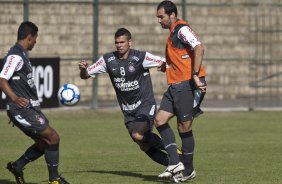 Paulinho; Leandro Castn e Danilo durante treinamento do Corinthians, realizado esta manh no Parque So Jorge. O prximo jogo do time pelo Campeonato Brasileiro 2010, ser dia 14/07, contra o Cear no Castelo, em Fortaleza; So Paulo, Brasil