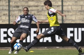 Roberto Carlos e Tcheco durante treinamento do Corinthians, realizado esta manh no Parque So Jorge. O prximo jogo do time pelo Campeonato Brasileiro 2010, ser dia 14/07, contra o Cear no Castelo, em Fortaleza; So Paulo, Brasil