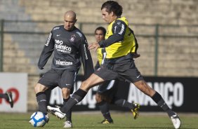 Alessandro e Paulo Andr durante treinamento do Corinthians, realizado esta manh no Parque So Jorge. O prximo jogo do time pelo Campeonato Brasileiro 2010, ser dia 14/07, contra o Cear no Castelo, em Fortaleza; So Paulo, Brasil