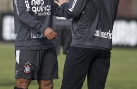 Bruno Cesar, de costas, e Roberto Carlos durante treinamento do Corinthians, realizado esta manh no Parque So Jorge. O prximo jogo do time pelo Campeonato Brasileiro 2010, ser dia 14/07, contra o Cear no Castelo, em Fortaleza; So Paulo, Brasil