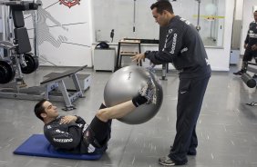 Chico e o fisiologista Guilherme Rodrigues durante treinamento do Corinthians, realizado esta manh no Parque So Jorge. O prximo jogo do time pelo Campeonato Brasileiro 2010, ser dia 14/07, contra o Cear no Castelo, em Fortaleza; So Paulo, Brasil