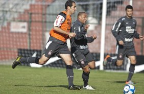 Danilo e Roberto Carlos durante treinamento do Corinthians, realizado esta manh no Parque So Jorge. O prximo jogo do time pelo Campeonato Brasileiro 2010, ser dia 14/07, contra o Cear no Castelo, em Fortaleza; So Paulo, Brasil