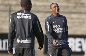 Elias, de costas, e Roberto Carlos durante treinamento do Corinthians, realizado esta manh no Parque So Jorge. O prximo jogo do time pelo Campeonato Brasileiro 2010, ser dia 14/07, contra o Cear no Castelo, em Fortaleza; So Paulo, Brasil