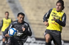 Iarley e Paulo Andr durante treinamento do Corinthians, realizado esta manh no Parque So Jorge. O prximo jogo do time pelo Campeonato Brasileiro 2010, ser dia 14/07, contra o Cear no Castelo, em Fortaleza; So Paulo, Brasil