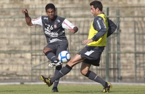 Renato e Edu Gaspar durante treinamento do Corinthians, realizado esta manh no Parque So Jorge. O prximo jogo do time pelo Campeonato Brasileiro 2010, ser dia 14/07, contra o Cear no Castelo, em Fortaleza; So Paulo, Brasil