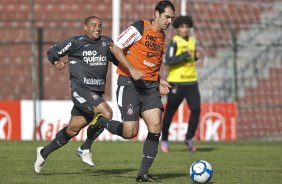 Roberto Carlos e Danilo durante treinamento do Corinthians, realizado esta manh no Parque So Jorge. O prximo jogo do time pelo Campeonato Brasileiro 2010, ser dia 14/07, contra o Cear no Castelo, em Fortaleza; So Paulo, Brasil