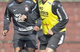 Roberto Carlos e Paulo Andr durante treinamento do Corinthians, realizado esta manh no Parque So Jorge. O prximo jogo do time pelo Campeonato Brasileiro 2010, ser dia 14/07, contra o Cear no Castelo, em Fortaleza; So Paulo, Brasil