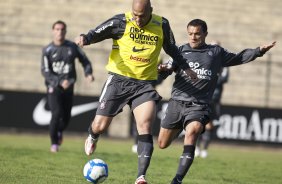 Souza e Iarley durante treinamento do Corinthians, realizado esta manh no Parque So Jorge. O prximo jogo do time pelo Campeonato Brasileiro 2010, ser dia 14/07, contra o Cear no Castelo, em Fortaleza; So Paulo, Brasil