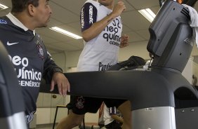 Dentinho e o auxiliar de preparao fisica Shih Chien Chan Junior durante o treino do Corinthians realizado esta manh no Parque So Jorge; o prximo jogo do time ser quarta-feira, dia 14/07, contra o Cear, no estdio Castelo, em Fortaleza pela 8 rodada do Brasileirao 2010