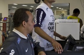 Dentinho e o auxiliar de preparao fisica Shih Chien Chan Junior durante o treino do Corinthians realizado esta manh no Parque So Jorge; o prximo jogo do time ser quarta-feira, dia 14/07, contra o Cear, no estdio Castelo, em Fortaleza pela 8 rodada do Brasileirao 2010