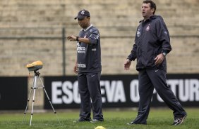 Os preparadores fisicos Eduardo Silva e Artur Ruschel durante o treino do Corinthians realizado esta manh no Parque So Jorge; o prximo jogo do time ser quarta-feira, dia 14/07, contra o Cear, no estdio Castelo, em Fortaleza pela 8 rodada do Brasileirao 2010