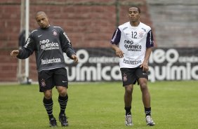 Roberto Carlos e Elias durante o treino do Corinthians realizado esta manh no Parque So Jorge; o prximo jogo do time ser quarta-feira, dia 14/07, contra o Cear, no estdio Castelo, em Fortaleza pela 8 rodada do Brasileirao 2010