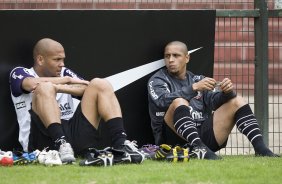 Souza e Roberto Carlos durante o treino do Corinthians realizado esta manh no Parque So Jorge; o prximo jogo do time ser quarta-feira, dia 14/07, contra o Cear, no estdio Castelo, em Fortaleza pela 8 rodada do Brasileirao 2010