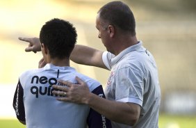 Defederico e Mano Menezes durante o treino do Corinthians realizado esta tarde no Parque So Jorge; o prximo jogo do time ser quarta-feira, dia 14/07, contra o Cear, no estdio Castelo, em Fortaleza pela 8 rodada do Brasileirao 2010