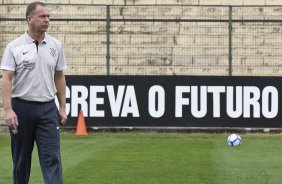 Mano Menezes durante o treino do Corinthians realizado esta tarde no Parque So Jorge; o prximo jogo do time ser quarta-feira, dia 14/07, contra o Cear, no estdio Castelo, em Fortaleza pela 8 rodada do Brasileirao 2010