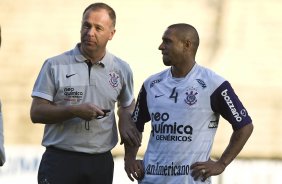 Mano Menezes e Roberto Carlos durante o treino do Corinthians realizado esta tarde no Parque So Jorge; o prximo jogo do time ser quarta-feira, dia 14/07, contra o Cear, no estdio Castelo, em Fortaleza pela 8 rodada do Brasileirao 2010