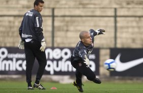 Rafael Magrao, atras, observa Julio Cesar durante o treino do Corinthians realizado esta tarde no Parque So Jorge; o prximo jogo do time ser quarta-feira, dia 14/07, contra o Cear, no estdio Castelo, em Fortaleza pela 8 rodada do Brasileirao 2010