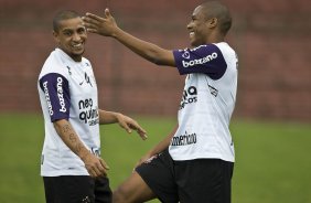 Roberto Carlos e Elias durante o treino do Corinthians realizado esta tarde no Parque So Jorge; o prximo jogo do time ser quarta-feira, dia 14/07, contra o Cear, no estdio Castelo, em Fortaleza pela 8 rodada do Brasileirao 2010