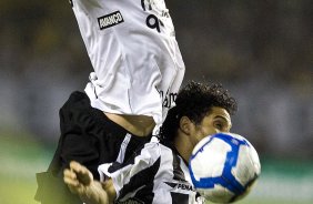 CEARA/CE X CORINTHIANS/SP - Alessandro e Tony durante partida vlida pela 8 rodada do Campeonato Brasileiro de 2010, realizado esta noite no estdio Castelo, em Fortaleza