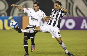 CEARA/CE X CORINTHIANS/SP - Bruno Cesar e Michel durante partida vlida pela 8 rodada do Campeonato Brasileiro de 2010, realizado esta noite no estdio Castelo, em Fortaleza