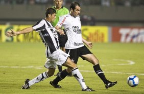 CEARA/CE X CORINTHIANS/SP - Careca e Danilo durante partida vlida pela 8 rodada do Campeonato Brasileiro de 2010, realizado esta noite no estdio Castelo, em Fortaleza