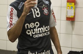 CEARA/CE X CORINTHIANS/SP - Danilo nos vestiários antes da partida válida pela 8ª rodada do Campeonato Brasileiro de 2010, realizado esta noite no estádio Castelão, em Fortaleza