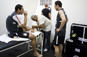 CEARA/CE X CORINTHIANS/SP - Danilo; o massagista Ceará e Bruno Otavio nos vestiários antes da partida válida pela 8ª rodada do Campeonato Brasileiro de 2010, realizado esta noite no estádio Castelão, em Fortaleza