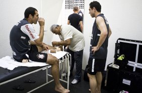 CEARA/CE X CORINTHIANS/SP - Danilo; o massagista Cear e Bruno Otavio nos vestirios antes da partida vlida pela 8 rodada do Campeonato Brasileiro de 2010, realizado esta noite no estdio Castelo, em Fortaleza