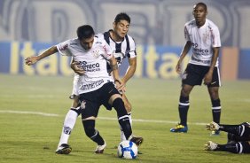 CEARA/CE X CORINTHIANS/SP - Defederico e Careca durante partida vlida pela 8 rodada do Campeonato Brasileiro de 2010, realizado esta noite no estdio Castelo, em Fortaleza