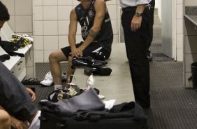 CEARA/CE X CORINTHIANS/SP - Defederico e Mano Menezes nos vestiários antes da partida válida pela 8ª rodada do Campeonato Brasileiro de 2010, realizado esta noite no estádio Castelão, em Fortaleza