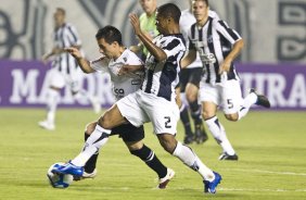 CEARA/CE X CORINTHIANS/SP - Defederico e Oziel durante partida vlida pela 8 rodada do Campeonato Brasileiro de 2010, realizado esta noite no estdio Castelo, em Fortaleza