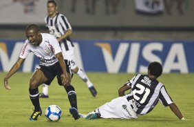 CEARA/CE X CORINTHIANS/SP - Elias e Misael durante partida vlida pela 8 rodada do Campeonato Brasileiro de 2010, realizado esta noite no estdio Castelo, em Fortaleza