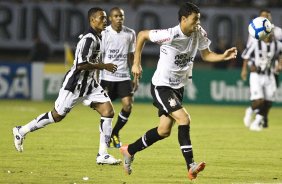 CEARA/CE X CORINTHIANS/SP - Ernandes e William Morais durante partida vlida pela 8 rodada do Campeonato Brasileiro de 2010, realizado esta noite no estdio Castelo, em Fortaleza