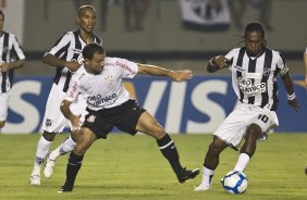 CEARA/CE X CORINTHIANS/SP - Iarley e Geraldo durante partida válida pela 8ª rodada do Campeonato Brasileiro de 2010, realizado esta noite no estádio Castelão, em Fortaleza
