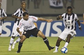 CEARA/CE X CORINTHIANS/SP - Iarley e Geraldo durante partida vlida pela 8 rodada do Campeonato Brasileiro de 2010, realizado esta noite no estdio Castelo, em Fortaleza