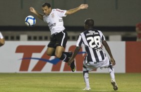 CEARA/CE X CORINTHIANS/SP - Iarley e Jorge Luis durante partida vlida pela 8 rodada do Campeonato Brasileiro de 2010, realizado esta noite no estdio Castelo, em Fortaleza