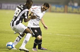 CEARA/CE X CORINTHIANS/SP - Joo Marcos e Bruno Cesar durante partida vlida pela 8 rodada do Campeonato Brasileiro de 2010, realizado esta noite no estdio Castelo, em Fortaleza