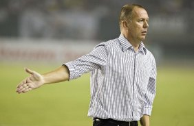 CEARA/CE X CORINTHIANS/SP - Mano Menezes durante partida vlida pela 8 rodada do Campeonato Brasileiro de 2010, realizado esta noite no estdio Castelo, em Fortaleza