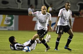 CEARA/CE X CORINTHIANS/SP - Misael, no chao; Alessandro e Elias durante partida vlida pela 8 rodada do Campeonato Brasileiro de 2010, realizado esta noite no estdio Castelo, em Fortaleza