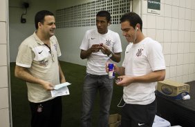 CEARA/CE X CORINTHIANS/SP - O médico Dr. Paulo de Faria; Paulinho e Bruno Cesar nos vestiários antes da partida válida pela 8ª rodada do Campeonato Brasileiro de 2010, realizado esta noite no estádio Castelão, em Fortaleza